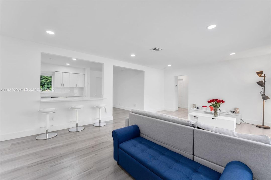 For Sale: $825,000 (3 beds, 3 baths, 1614 Square Feet)