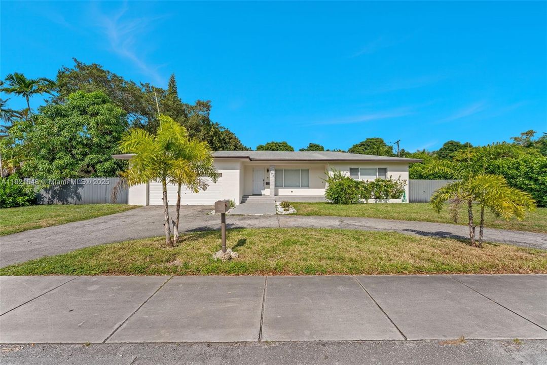 For Sale: $825,000 (3 beds, 3 baths, 1614 Square Feet)