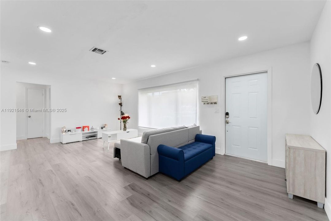 For Sale: $825,000 (3 beds, 3 baths, 1614 Square Feet)