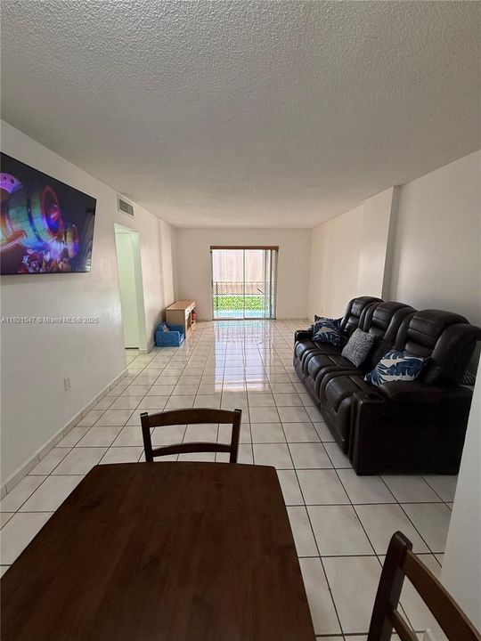 Active With Contract: $185,000 (1 beds, 1 baths, 700 Square Feet)
