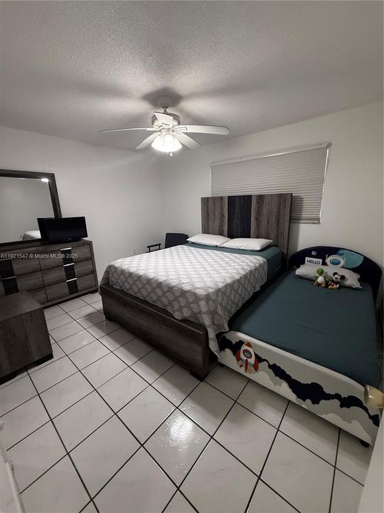 Active With Contract: $185,000 (1 beds, 1 baths, 700 Square Feet)
