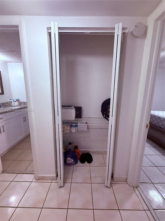 Active With Contract: $185,000 (1 beds, 1 baths, 700 Square Feet)