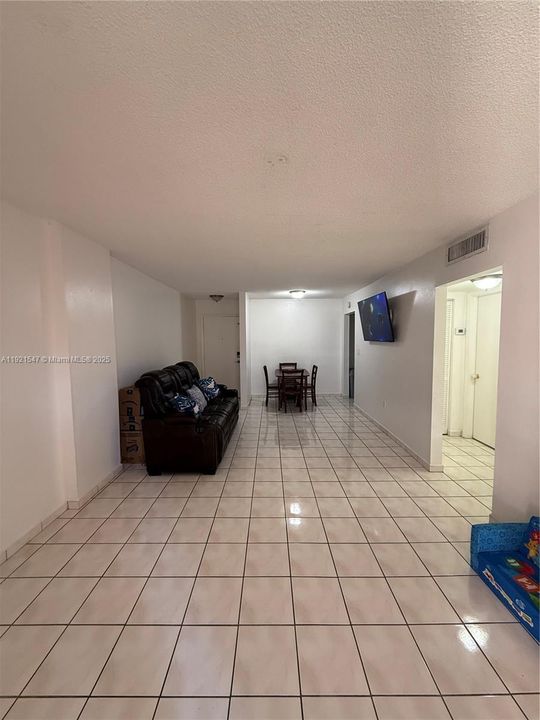 Active With Contract: $185,000 (1 beds, 1 baths, 700 Square Feet)