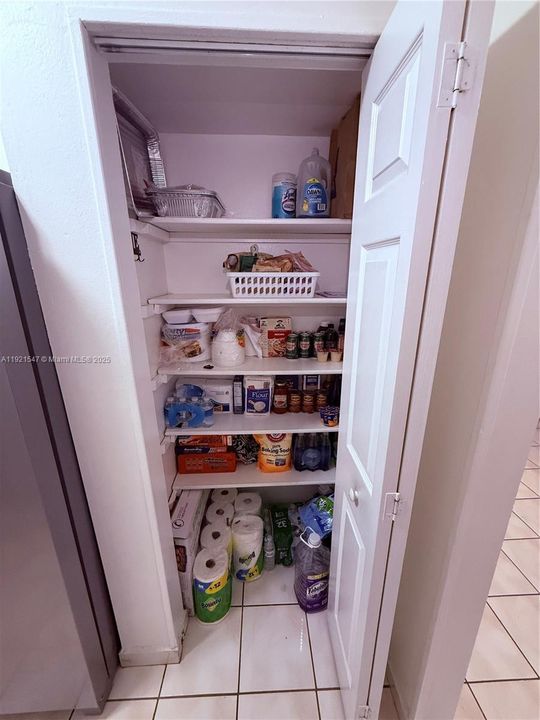 Active With Contract: $185,000 (1 beds, 1 baths, 700 Square Feet)