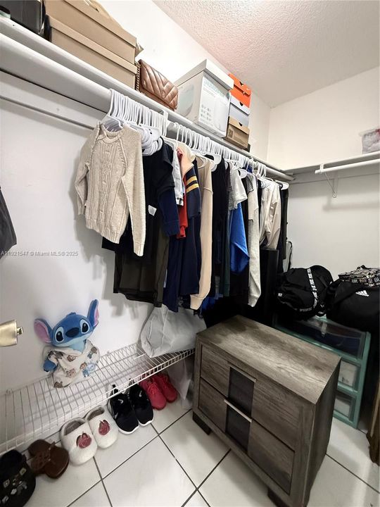 Active With Contract: $185,000 (1 beds, 1 baths, 700 Square Feet)