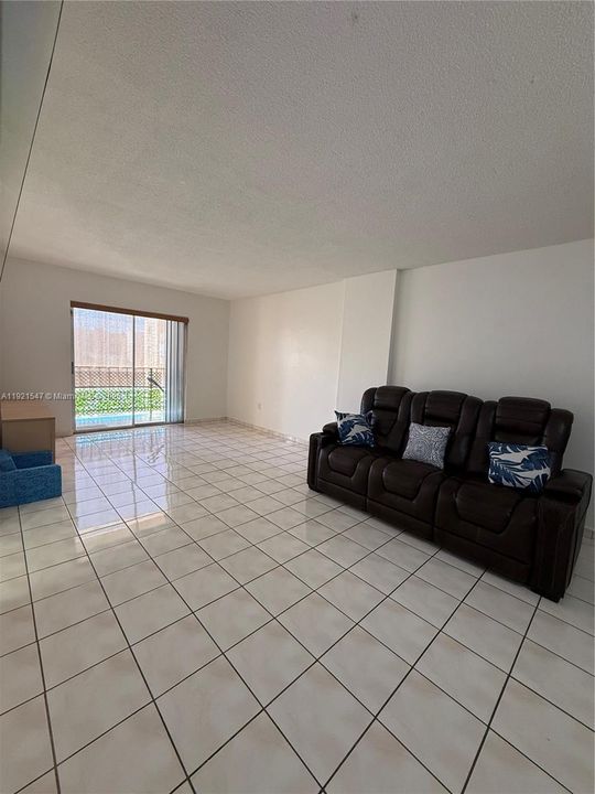 Active With Contract: $185,000 (1 beds, 1 baths, 700 Square Feet)