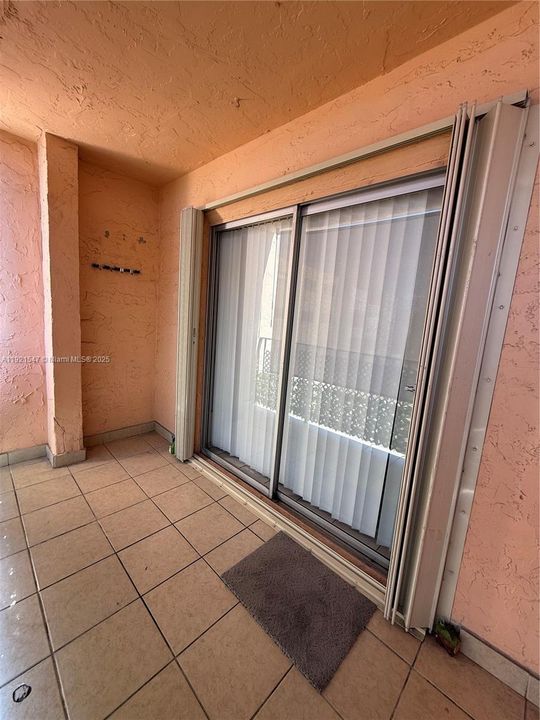Active With Contract: $185,000 (1 beds, 1 baths, 700 Square Feet)