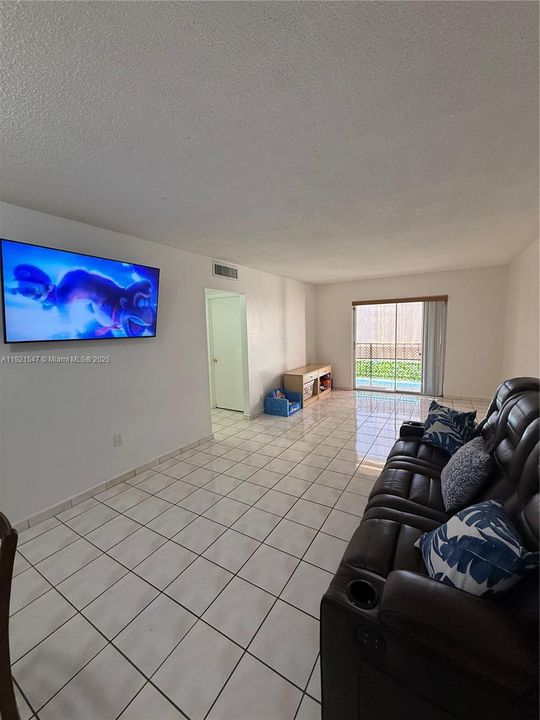 Active With Contract: $185,000 (1 beds, 1 baths, 700 Square Feet)