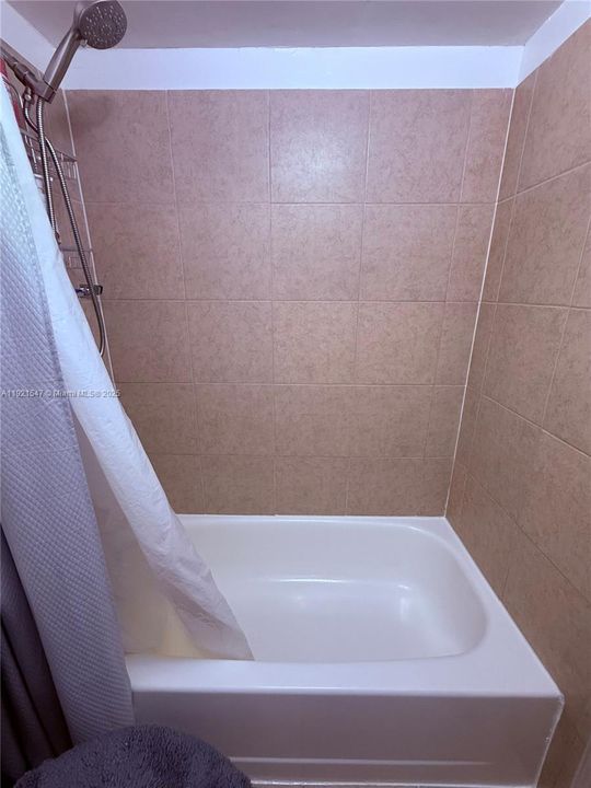 Active With Contract: $185,000 (1 beds, 1 baths, 700 Square Feet)