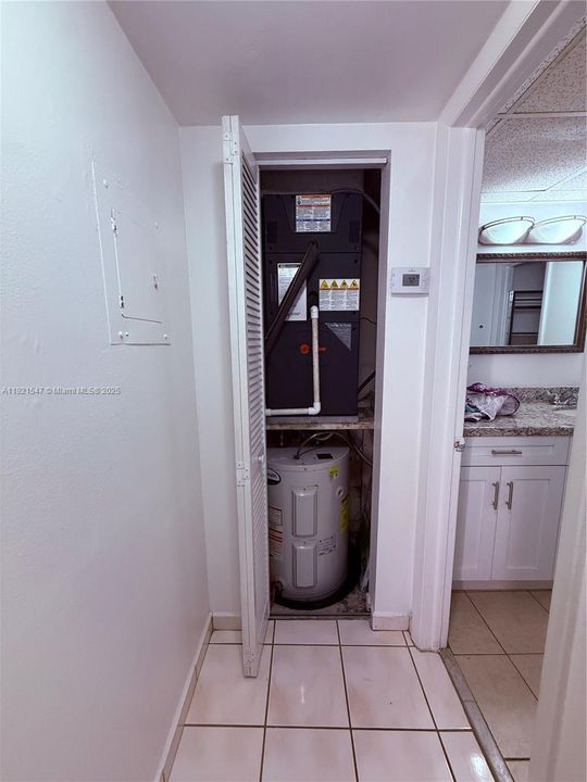 Active With Contract: $185,000 (1 beds, 1 baths, 700 Square Feet)