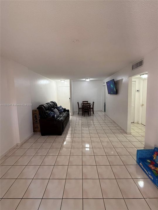 Active With Contract: $185,000 (1 beds, 1 baths, 700 Square Feet)