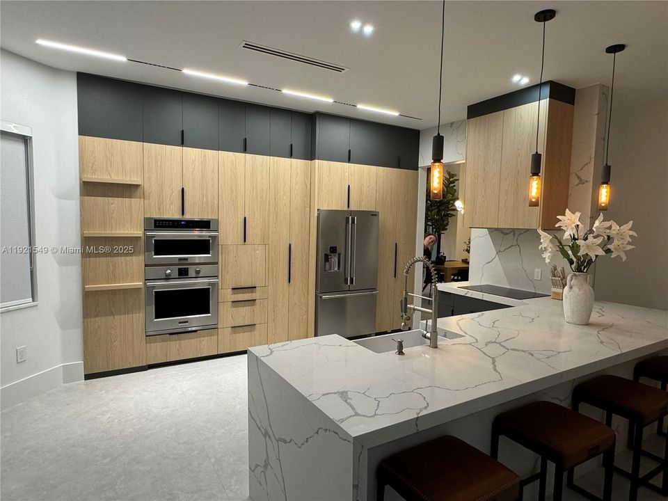 На продажу: $2,399,000 (4 спален, 3 ванн, 2654 Квадратных фут)