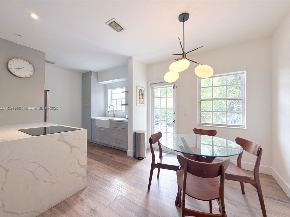 Activo con contrato: $3,200 (2 camas, 1 baños, 875 Pies cuadrados)