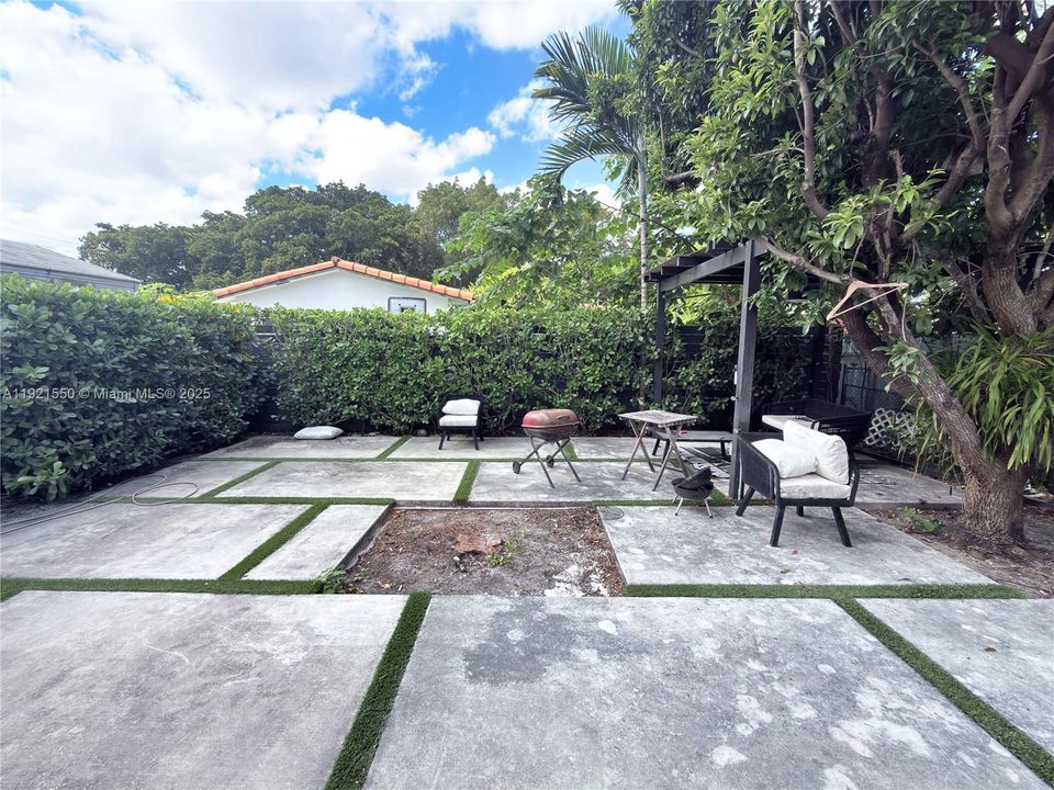 Activo con contrato: $3,200 (2 camas, 1 baños, 875 Pies cuadrados)