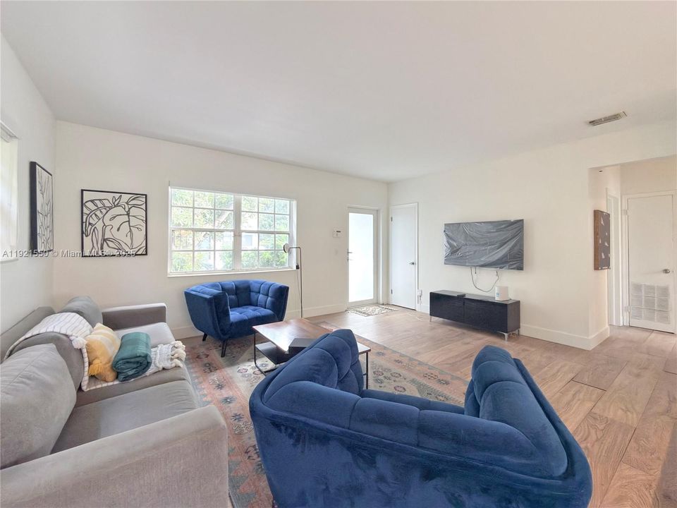 Activo con contrato: $3,200 (2 camas, 1 baños, 875 Pies cuadrados)