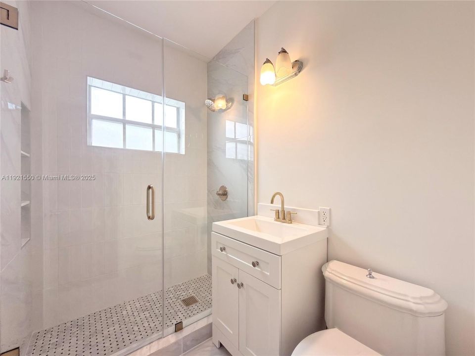 Activo con contrato: $3,200 (2 camas, 1 baños, 875 Pies cuadrados)