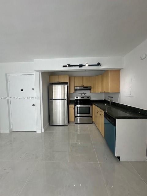 Recently Rented: $2,400 (1 beds, 1 baths, 581 Square Feet)