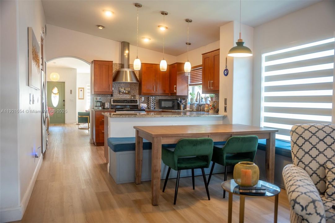 出租: $4,150 (3 贝兹, 2 浴室, 1859 平方英尺)