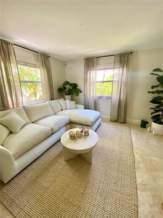 На продажу: $385,000 (2 спален, 1 ванн, 1012 Квадратных фут)