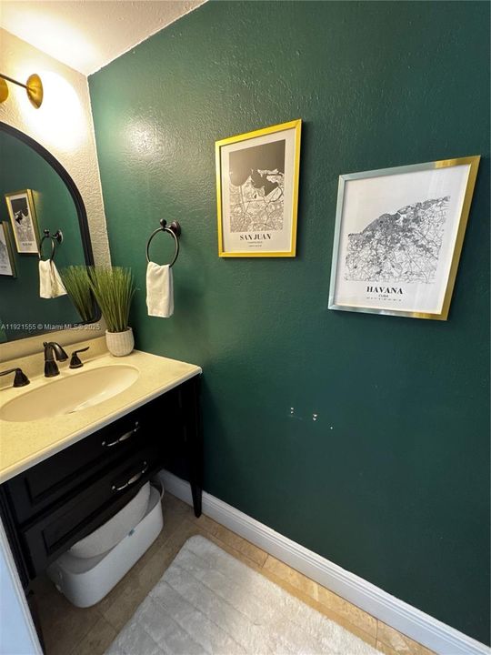 На продажу: $385,000 (2 спален, 1 ванн, 1012 Квадратных фут)