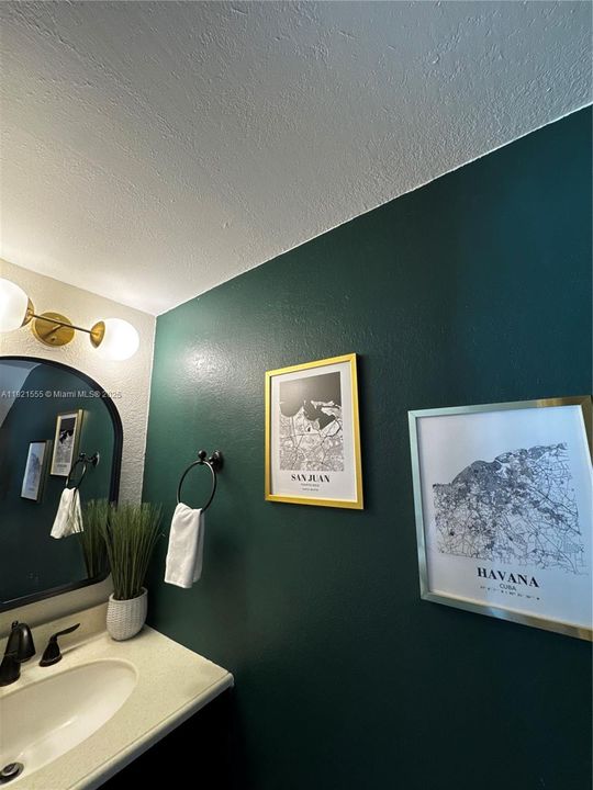 На продажу: $385,000 (2 спален, 1 ванн, 1012 Квадратных фут)