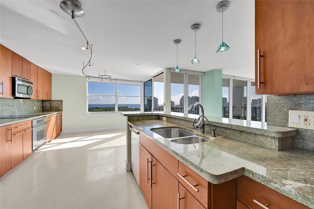 待售: $899,000 (2 贝兹, 2 浴室, 1620 平方英尺)