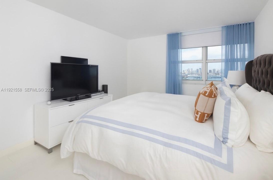 For Sale: $1,790,000 (2 beds, 2 baths, 1147 Square Feet)