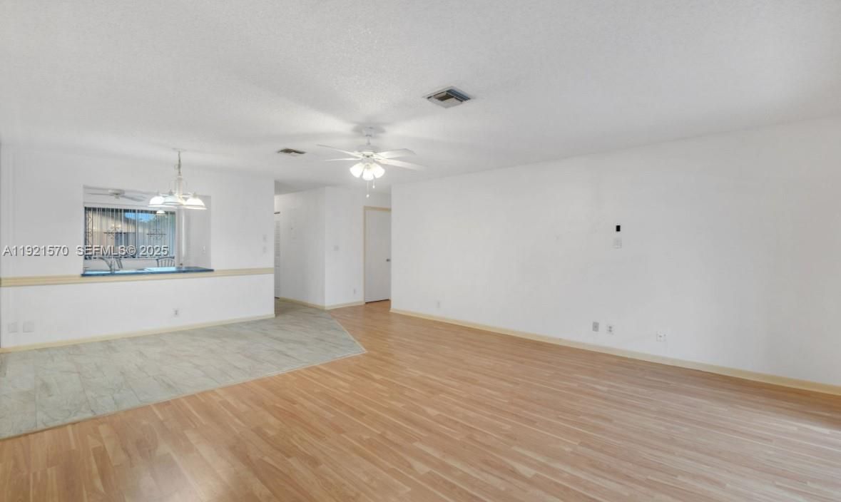 For Sale: $265,000 (2 beds, 2 baths, 1150 Square Feet)