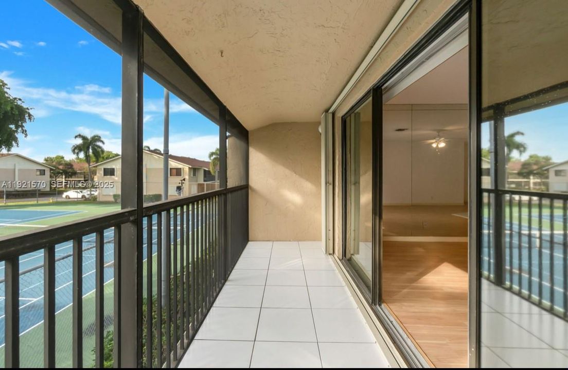 For Sale: $265,000 (2 beds, 2 baths, 1150 Square Feet)