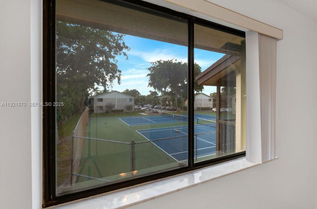 For Sale: $265,000 (2 beds, 2 baths, 1150 Square Feet)