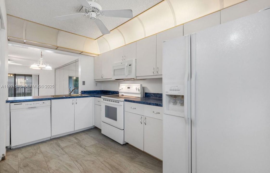 For Sale: $265,000 (2 beds, 2 baths, 1150 Square Feet)