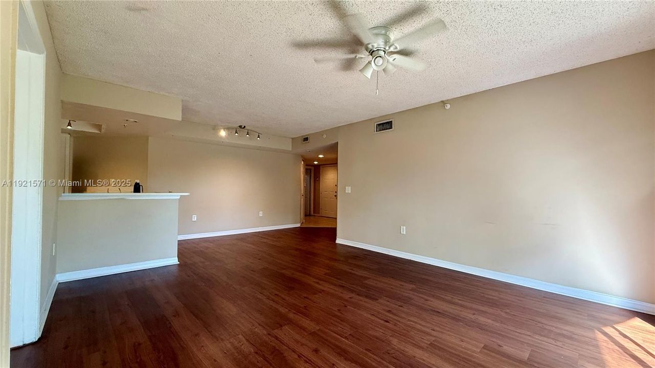 For Rent: $2,150 (2 beds, 2 baths, 1014 Square Feet)