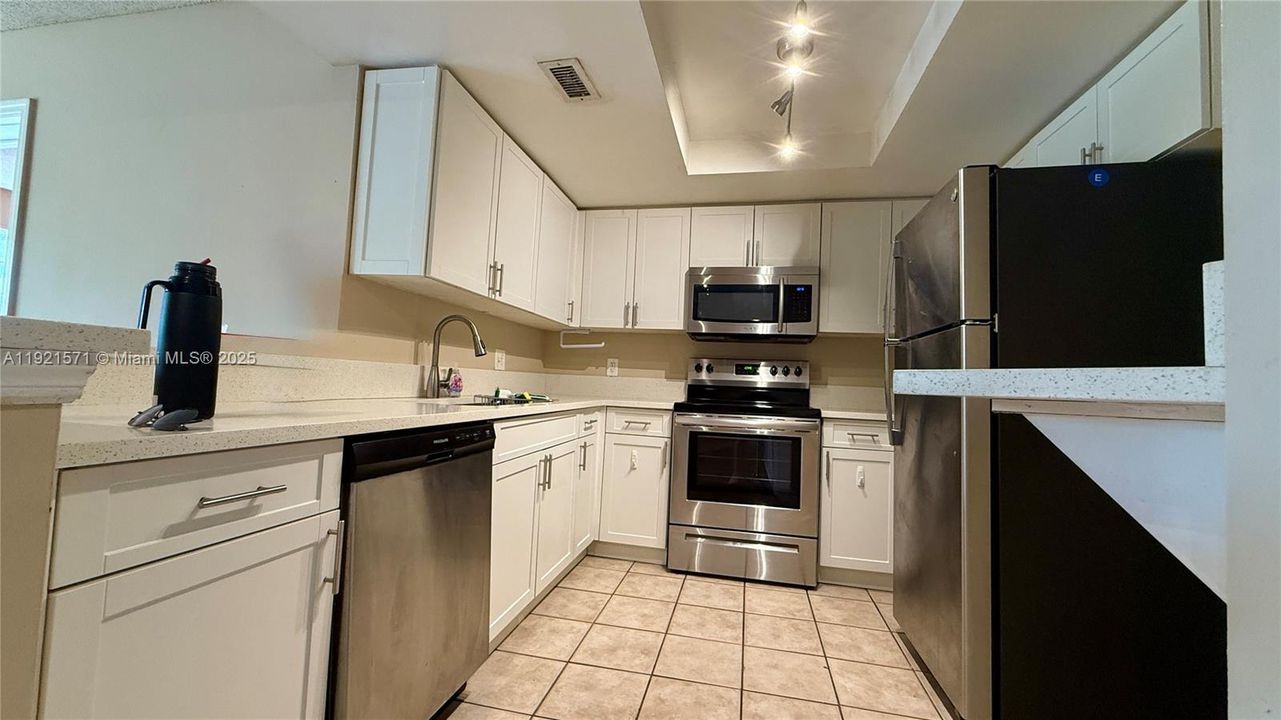 For Rent: $2,150 (2 beds, 2 baths, 1014 Square Feet)