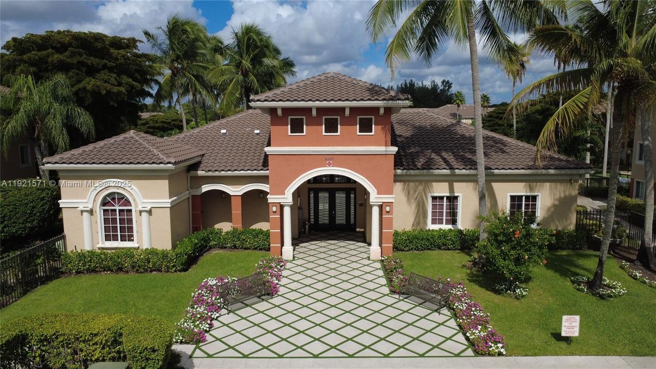 For Rent: $2,150 (2 beds, 2 baths, 1014 Square Feet)