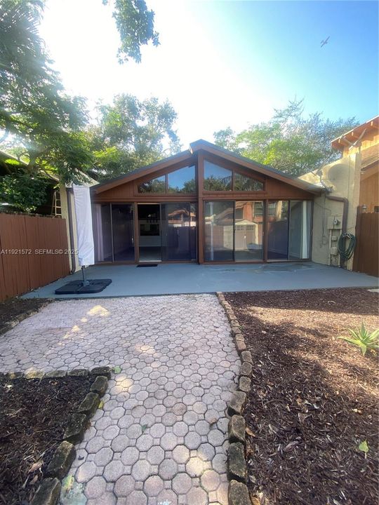 For Rent: $2,600 (2 beds, 2 baths, 1136 Square Feet)