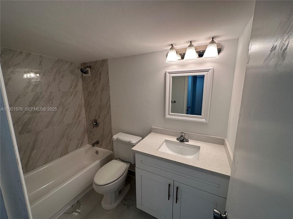 For Sale: $295,000 (1 beds, 1 baths, 844 Square Feet)