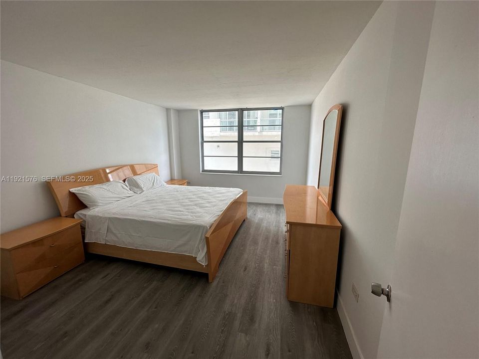 For Sale: $295,000 (1 beds, 1 baths, 844 Square Feet)