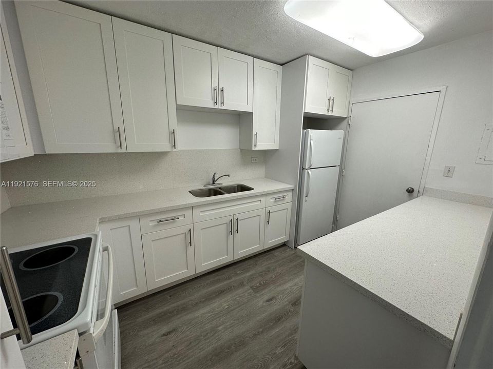For Sale: $295,000 (1 beds, 1 baths, 844 Square Feet)