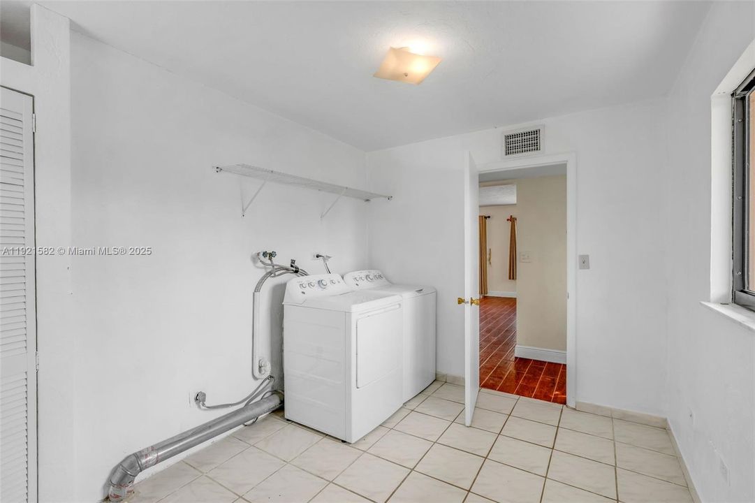 待售: $975,000 (3 贝兹, 2 浴室, 1122 平方英尺)