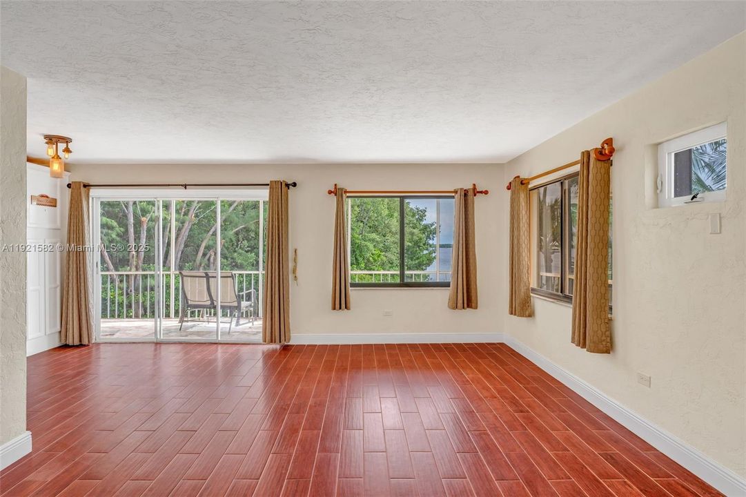 待售: $975,000 (3 贝兹, 2 浴室, 1122 平方英尺)