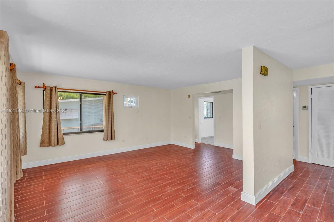 待售: $975,000 (3 贝兹, 2 浴室, 1122 平方英尺)