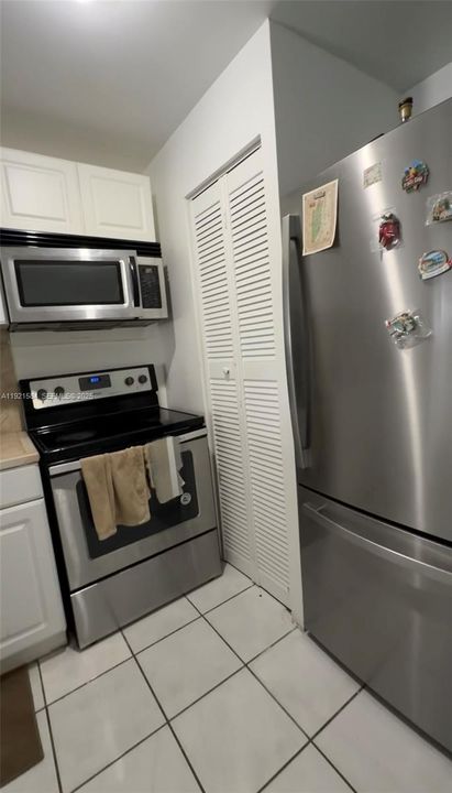 For Sale: $368,000 (3 beds, 2 baths, 885 Square Feet)