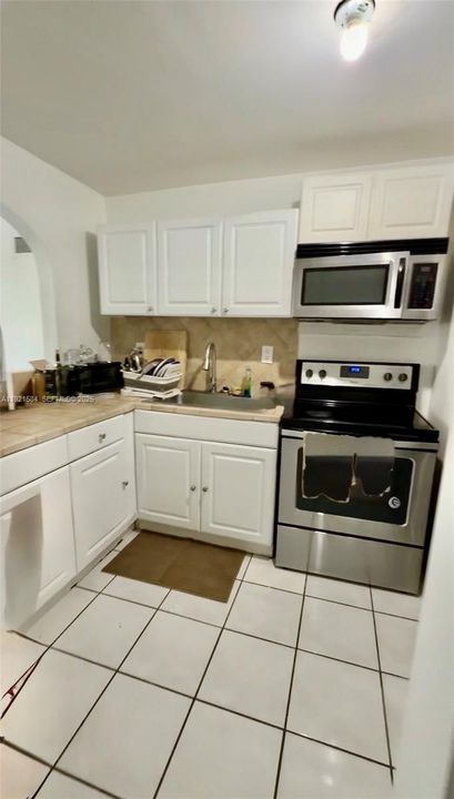 For Sale: $368,000 (3 beds, 2 baths, 885 Square Feet)