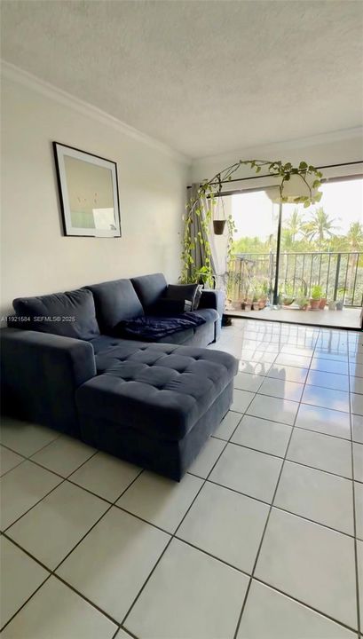 For Sale: $368,000 (3 beds, 2 baths, 885 Square Feet)