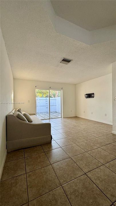 For Rent: $2,600 (2 beds, 1 baths, 950 Square Feet)