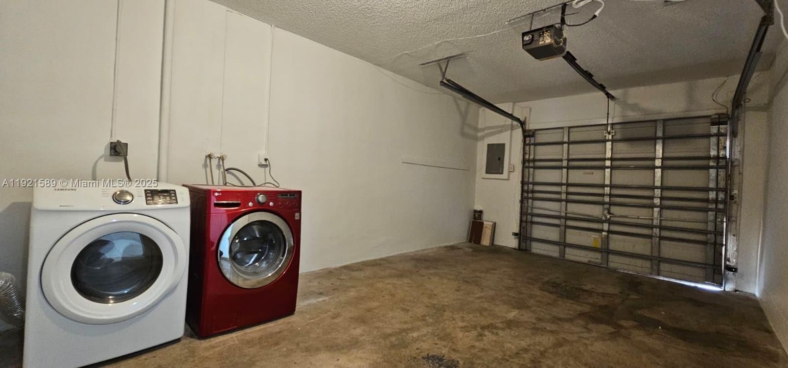 Active With Contract: $2,300 (2 beds, 2 baths, 957 Square Feet)