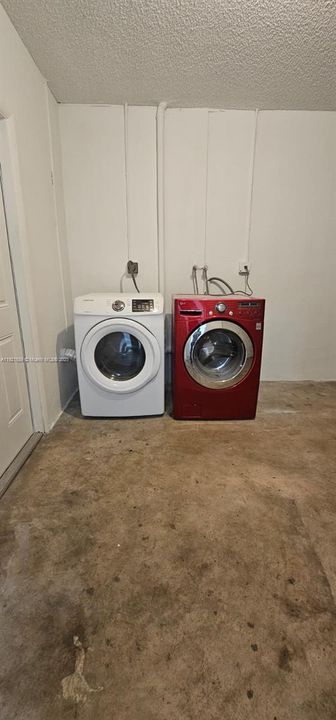 Active With Contract: $2,300 (2 beds, 2 baths, 957 Square Feet)