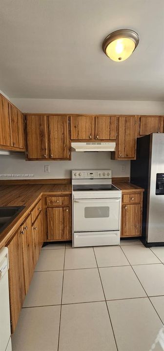 Active With Contract: $2,300 (2 beds, 2 baths, 957 Square Feet)