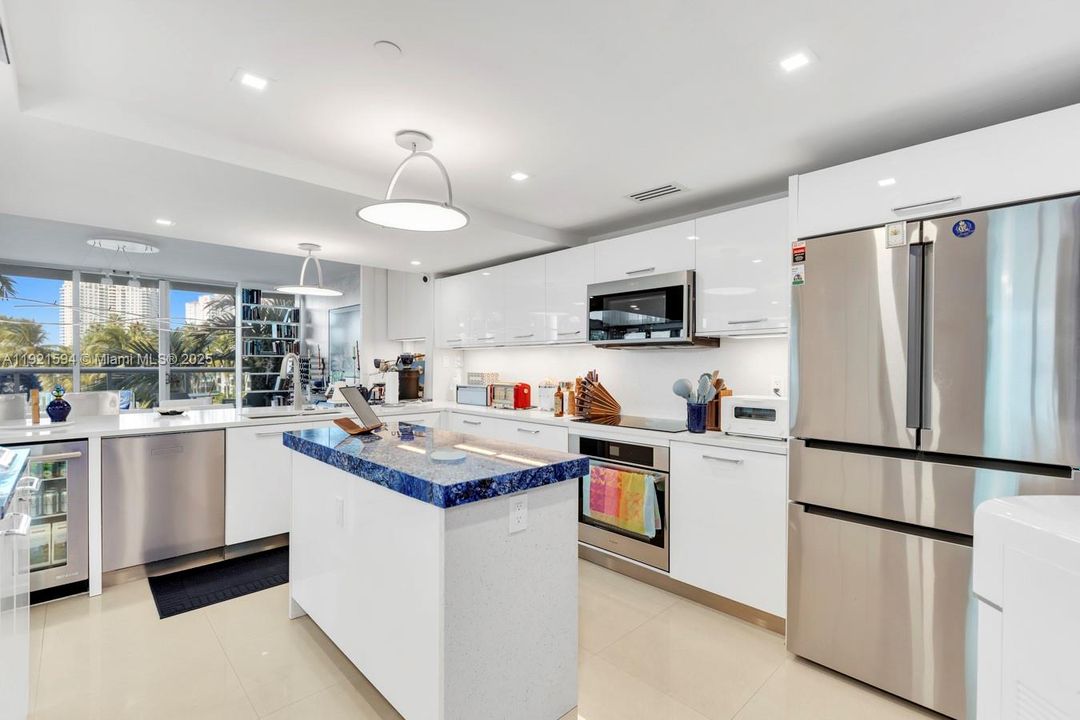 For Sale: $1,650,000 (4 beds, 4 baths, 3142 Square Feet)