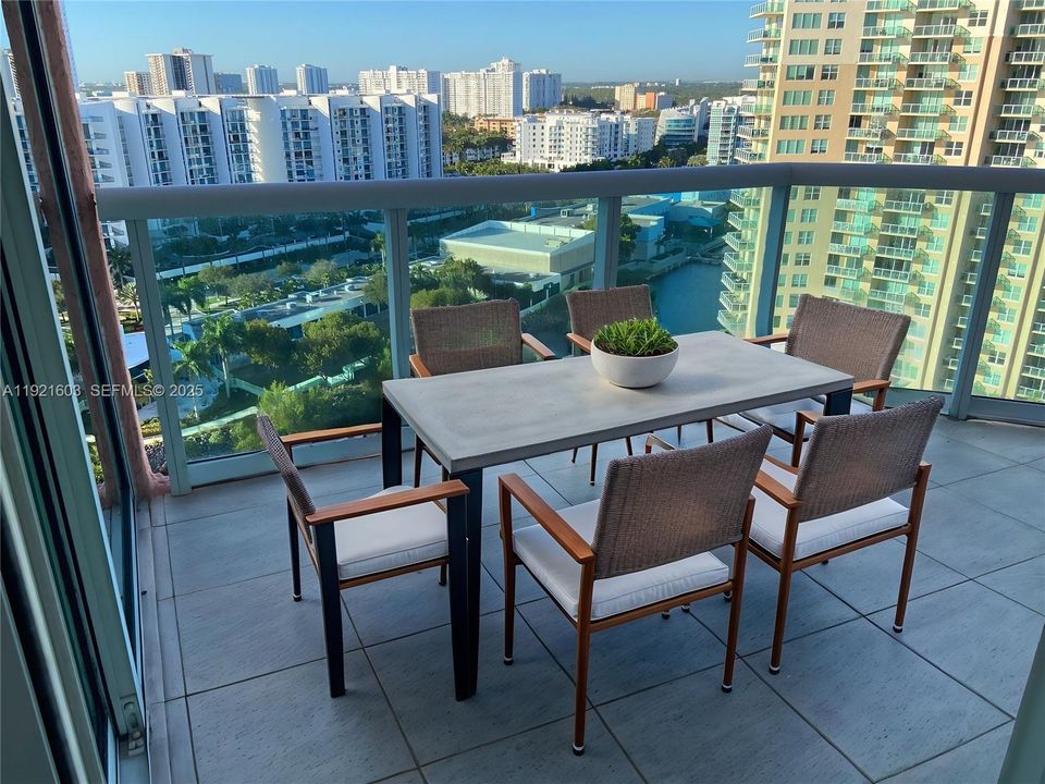 待售: $700,000 (2 贝兹, 2 浴室, 1610 平方英尺)